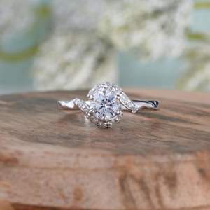 Anillo de compromiso de diamante cultivado en laboratorio con vástago de bypass, anillos retorcidos para mujer, anillo de promesa de oro blanco estilo espiral, RITZIN Lindo - Product Image 4