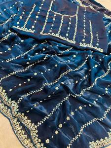Elegante Sari de Seda Azul Marino con Borde Bordado con Cuentas y Blusa a Juego para Bodas, Sari Largo Hasta el Suelo para Mujer - Product Image 3