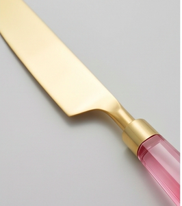 Ensemble d'argenterie finition or avec accent de poignée rose, parfait pour un usage quotidien ou pour une présentation de table formelle - Product Image 2
