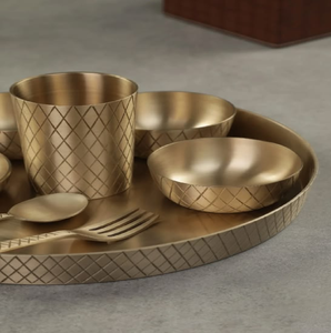 Service de table Kansa en bronze mat contemporain avec motifs à lignes croisées, disponible à prix de gros. - Product Image 1