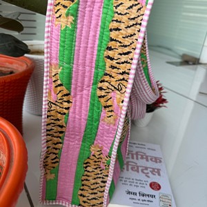 กระเป๋าช้อปปิ้งผ้าควิลท์พิมพ์ลายด้วยมือ ลายดอกไม้หลากสี ผ้าฝ้ายสำหรับฤดูหนาว แฟชั่นสายสะพายไหล่สองเส้น - Product Image 2