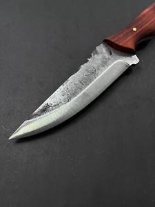 Cuchillo de Caza Jexa de Acero Forjado con Hoja Fija, Borde Parcialmente Dentado, Mango de Madera de Paddock y Funda de Cuero para Acampar al Aire Libre - Product Image 5