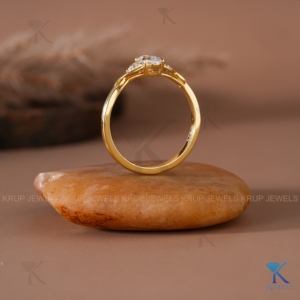 Bague de fiançailles en or massif avec diamant de laboratoire taille coussin, clarté VVS-VS, couleur E, style vintage, trois pierres, bijoux fins personnalisés - Product Image 5