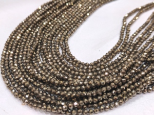 Perles de pyrite naturelle rondes facettées de 3 mm, vendues par brin, longueur 12,5 pouces - Product Image 3