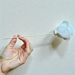 ดอกไม้โซล่าวู้ด VADEE SOLA WOOD FLOWER ทำมือ ดอกไม้โซล่าวู้ดรูปดอกกุหลาบ ขนาด 6.5 ซม. ทำจากเส้นใยพืชเซสบานียา จากประเทศไทย - Product Image 5