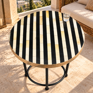 Mesa de Centro Redonda Moderna con Incrustaciones de Resina a Rayas en Negro y Marfil, Tapa de MDF y Estructura de Hierro |   Mesa de Centro de Lujo para Sala de Estar, Decoración Artesanal - Product Image 4
