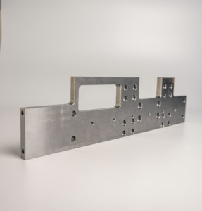 AMT VINA CNC-gefräste Edelstahlhalterung mit mehreren Löchern und rechteckigem Ausschnitt für industrielle Anwendungen - Product Image 2