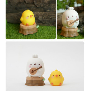 Figura de Juguete Coreana para Acampar con Guitarra Acústica Molang - Product Image 4