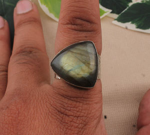 Bague de mariage classique minimaliste en argent sterling 925 avec triangle de labradorite, pierre à éclat bleu taille brillant rond, bijoux pour femme - Product Image 4