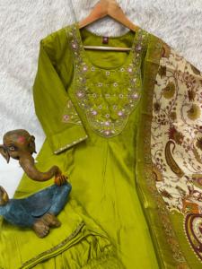 Conjunto de Kurti de Seda Marina Premium Bordado en Verde, de Secado Rápido, Diseño Floral, Corte Regular, para Mujer, Estilo Indio-Pakistaní - Product Image 3