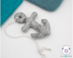 Crochet d'ancrage en feutre de laine cousu main avec motif de navire pirate et de naufrage pour enfant, équitable et fait main - Product Image 6