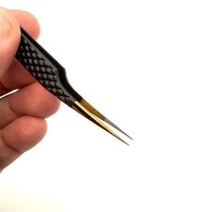 Pince à épiler professionnelle à pointe fine avec embout en fibre, en acier inoxydable bicolore noir et or, pour extensions de cils - Product Image 2