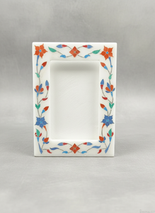 Cadre photo artisanal en marbre blanc avec incrustation florale multicolore – Léger, élégant, pour décoration de table et d'intérieur - Product Image 2