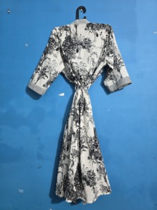 Bata Kimono Hecha a Mano 100% Algodón con Estampado Animal, Ligera y Transpirable para Verano, Cuello en V, Larga, Suave, con Cordón Ajustable - Product Image 3