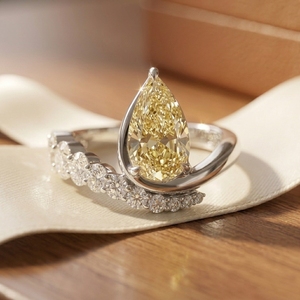 Bague de fiançailles solitaire en or blanc 14 carats avec diamant jaune fantaisie taille poire et diamant de laboratoire rond - Product Image 3