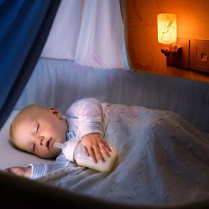 Lámpara de Sal del Himalaya de Aspecto Moderno, Lámpara de Sal del Himalaya de Cristal Natural, Decoración de Mesa, Lámpara de Sal del Himalaya en Venta - Product Image 3