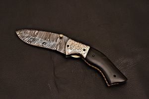 Couteau pliant artisanal en acier Damas, manche en corne noire, bolster gravé, couteau de chasse de poche personnalisé EDC Pasha 58HRC, garantie 3 ans - Product Image 4