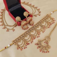 Collier plaqué or micro-encastré d'un gramme de qualité supérieure avec de magnifiques boucles d'oreilles et un maang tikka