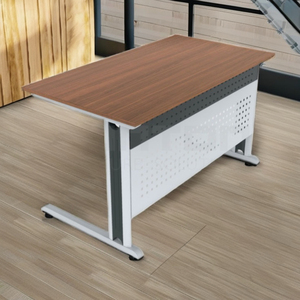 Escritorio de oficina profesional Marco de metal Panel de modestia Superficie de madera laminada duradera Ideal para salas de estudio e institutos de capacitación - Product Image 1