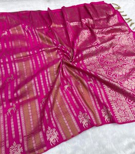 Khaddi Crepe Deer Elegance Forest Charm Jacquard Tradicional Pesado para Bodas y Fiestas de Diwali con Borde de Herencia y Tejido Regal de Georgette - Product Image 1
