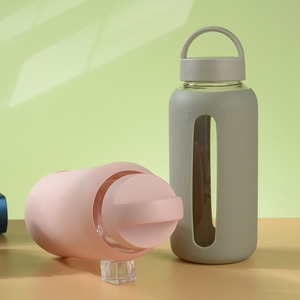 Gobelet en verre 800 ml en borosilicate haute résistance, anti-fuite, design minimaliste, portable, cadeau d'affaires avec couvercle à vis en silicone - Product Image 4