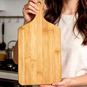 Planche à découper et à hacher en bois naturel REHMAN CRAFT avec poignée intégrée, écologique, épaisseur 1,5 cm, passe au lave-vaisselle - Product Image 4