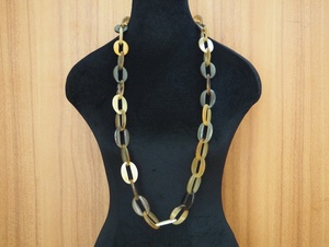 Collier élégant en corne naturelle fait main pour femme – Bijou de style fête de 40 cm, Fourniture en gros pour boutiques - Product Image 4