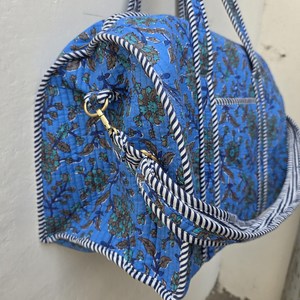 Bolsa de Lona Acolchada de Algodón con Diseño Floral Azul, Hecha a Mano, Sostenible, Artesanal, Ligera, de Gran Capacidad, para Viajes de Fin de Semana - Product Image 3