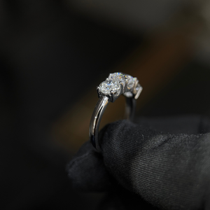 Anillo Clásico de Diamantes de Tres Piedras, 1 Ct en el Centro, 0.75 Ct Laterales, Oro Blanco de 14K, Certificado IGI, Corte Brillante Redondo, Anillo de Compromiso para Mujer - Product Image 3