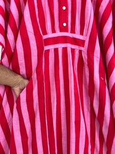 Robe Kaftan en coton rayée rouge et rose pour femme avec poches, boutons sur le devant, coupe ample, tenue de plage, paréo de plage - Product Image 2