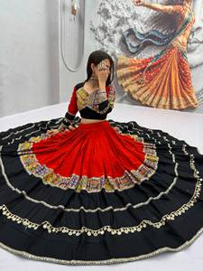Ensemble Lehenga Traditionnel pour Femme en Coton Rouge et Noir, Imprimé Coloré, Dentelle à Motifs Miroir, Infroissable, Longueur Ras du Sol, pour Soirée - Product Image 1