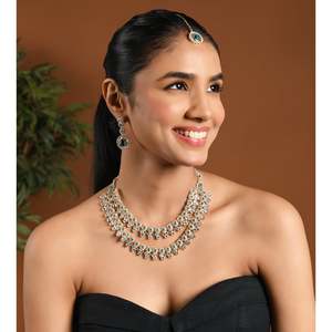 Ensemble de bijoux fantaisie plaqué or avec collier, boucles d'oreilles et maang tikka en cristal et diamants pour femmes (vert) - Product Image 1
