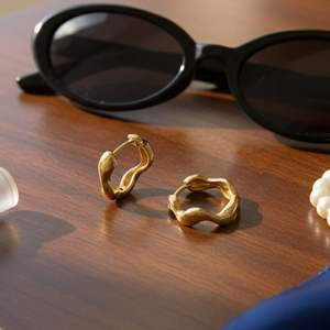 Boucles d'oreilles créoles ondulées épaisses en acier inoxydable plaqué or, tendance - Product Image 4