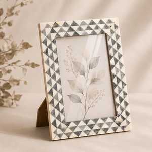 Porte-photos en résine artisanale haut de gamme avec incrustation d'os, cadre décoratif personnalisé avec design mosaïque artistique pour les intérieurs modernes et luxueux - Product Image 6