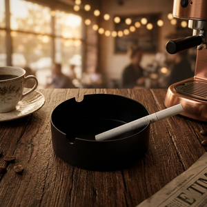 Cendrier en métal noir mat avec fentes pour cigarettes, cendrier rond moderne pour table, idéal pour la maison, le bureau, le balcon, le café et les lieux de fumeurs - Product Image 1
