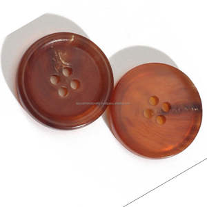 Botón de cuerno de búfalo redondo de 4 agujeros hecho a mano con forro negro marrón de la India por Tayyab Handicraft - Product Image 1