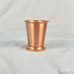Taza Moderna de Cobre con Forma Elegante para Servir Cerveza, Jugo, Agua y Cócteles en Eventos y Reuniones Especiales - Product Image 1