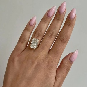 Anillo de Diamante Cultivado en Laboratorio de Corte Radiante de 7 Quilates, Certificado por IGI, Color E, Claridad VVS2, Anillo de Compromiso Solitario, Oro de 14k - Product Image 2