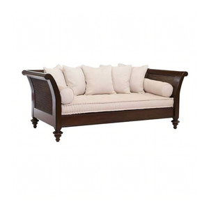 Canapé de jardin en teck teinté foncé style colonial britannique avec panneaux latéraux en rotin tressé et ensemble de coussins neutres - Product Image 1