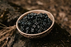 Dados de Cuerno de Búfalo Negro para Juegos Medievales Vikingos - Product Image 4