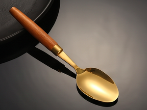 Juego de cucharas de acero inoxidable dorado con mango de madera, diseño minimalista, apto para lavavajillas, para regalo y uso en hoteles. - Product Image 3