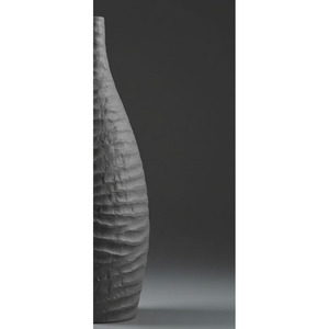 Impresionante Florero Metálico Gris Texturizado con Ondas Horizontales y una Silueta Alta y Elegante para Decoración Interior Moderna - Product Image 6