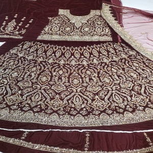 Robe de mariée Anarkali asymétrique en mousseline bordeaux délicate, brodée de perles, col en V, manches longues, taille princesse, avec dentelle faite main - Product Image 1
