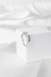 แหวนมอสซาไนต์ 1 กะรัต ทรงปรินเซสและทรงกลม ประดับเพชรสองเม็ด ดีไซน์ Toi Moi สำหรับผู้หญิง เงินแท้ 925 ของขวัญเซอร์ไพรส์สำหรับเจ้าสาว - Product Image 4