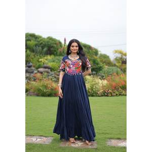 Vestido A-Line Especial para Navratri con Trabajo Artesanal Kutchi Gamthi, Cintura Imperio, Bellamente Hecho a Mano para Uso Festivo - Product Image 2