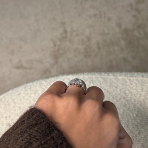 Bague de fiançailles en diamant de laboratoire ovale de 4 carats à trois pierres _ Demi-lunes latérales _ Or blanc 14 carats _ Certifié IGI - Product Image 3