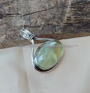 Collar de cristal de plata esterlina con colgante de Prehnita, cristales de turmalina verde y negro, joyería ovalada encantadora minimalista - Product Image 2