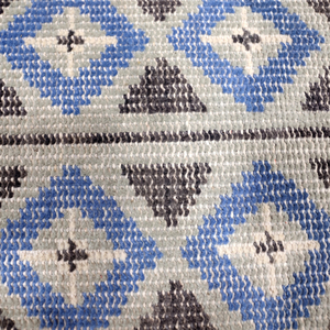 Tapis géométrique en laine bleu marine et beige à motif tribal encadré, antidérapant, écologique, tufté à la main pour salon - Product Image 4