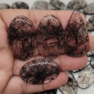 ควอตซ์รูไทล์สีดำธรรมชาติทรงหลวมแบบคาโบชอง คริสตัลบำบัดรูปทรงต่างๆ อัญมณีดิบสำหรับจักระ จิตวิญญาณ และเรกิ - Product Image 1