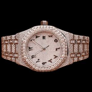 Reloj de Lujo Personalizado de Alta Calidad con Esfera Redonda y Números Arábigos, Movimiento de Cuarzo Moissanite, Mecánico, Totalmente Adornado con Piedras, Joyería de Marca - Product Image 1